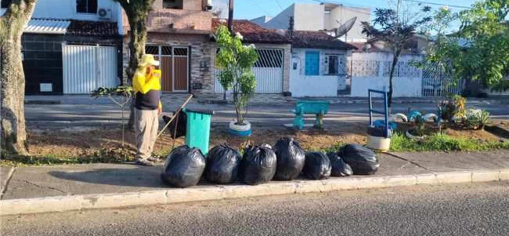 Prefeitura de Ilhéus realiza limpeza do Hernani Sá após blocos de Carnaval