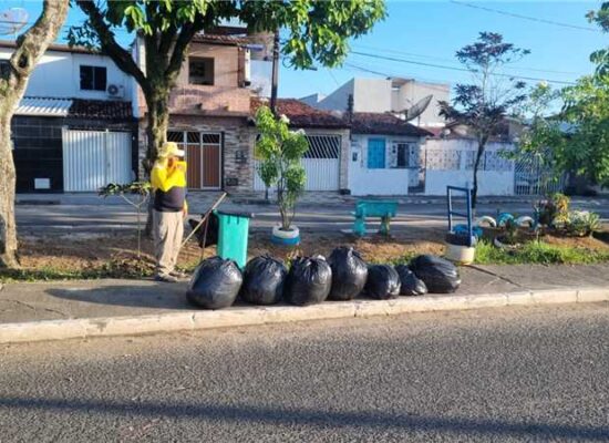 Prefeitura de Ilhéus realiza limpeza do Hernani Sá após blocos de Carnaval