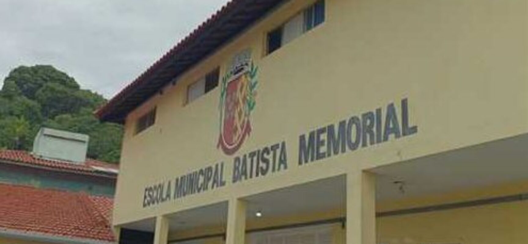 Prefeitura de Ilhéus realiza limpeza e roçagem na Escola Municipal Batista Memorial
