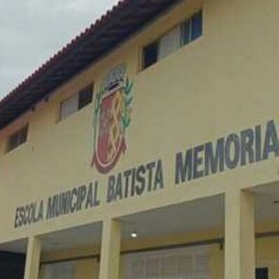 Prefeitura de Ilhéus realiza limpeza e roçagem na Escola Municipal Batista Memorial