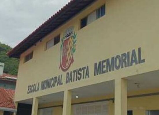 Prefeitura de Ilhéus realiza limpeza e roçagem na Escola Municipal Batista Memorial
