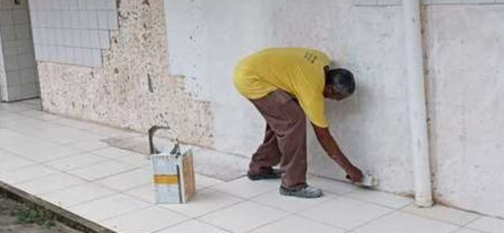 Escola Municipal do Banco da Vitória recebe pintura para início do ano letivo