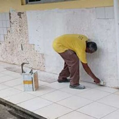 Escola Municipal do Banco da Vitória recebe pintura para início do ano letivo