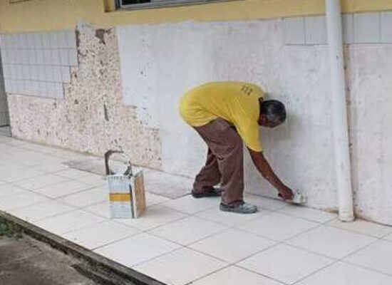 Escola Municipal do Banco da Vitória recebe pintura para início do ano letivo