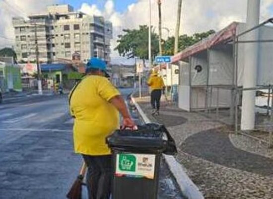 Prefeitura de Ilhéus realiza força-tarefa de limpeza no Pontal para o Carnaval 2026