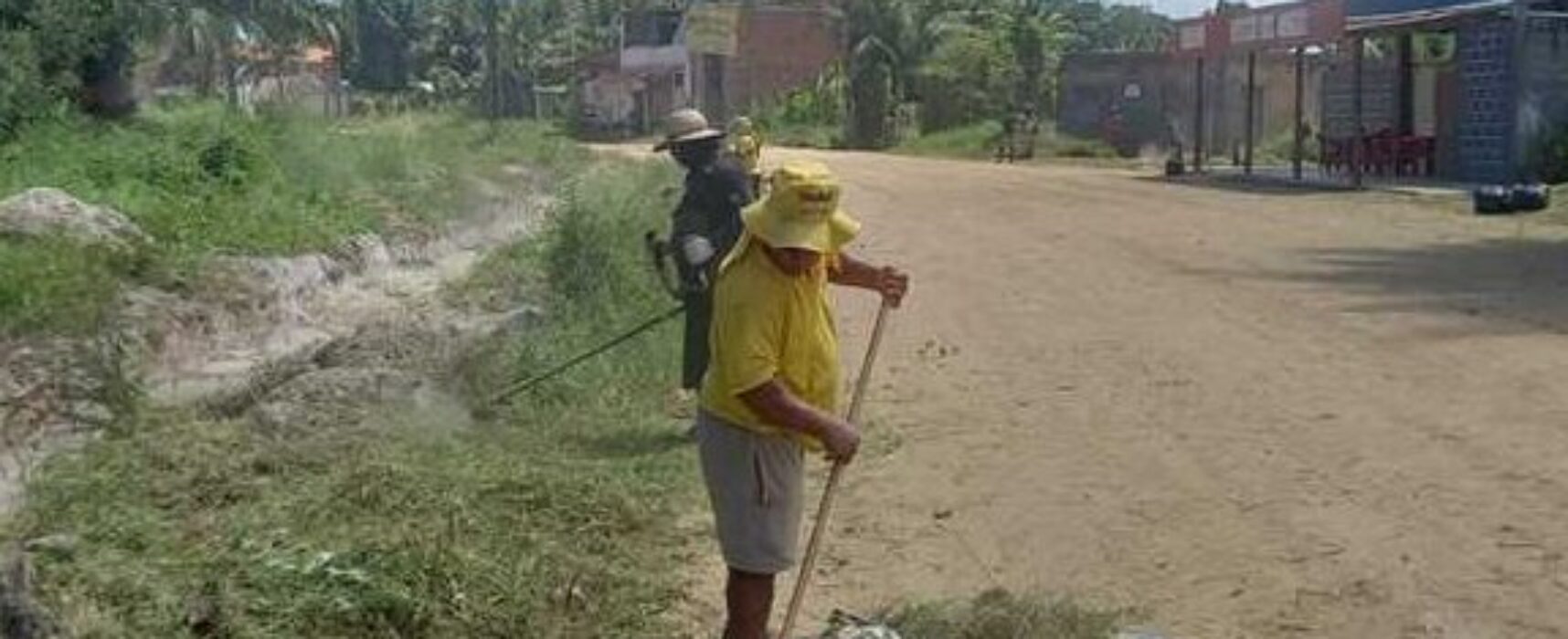Prefeitura de Ilhéus intensifica roçagem no Joia do Atlântico e amplia ações de limpeza