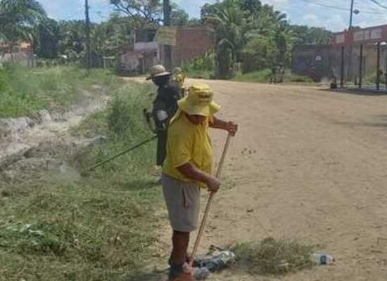 Prefeitura de Ilhéus intensifica roçagem no Joia do Atlântico e amplia ações de limpeza