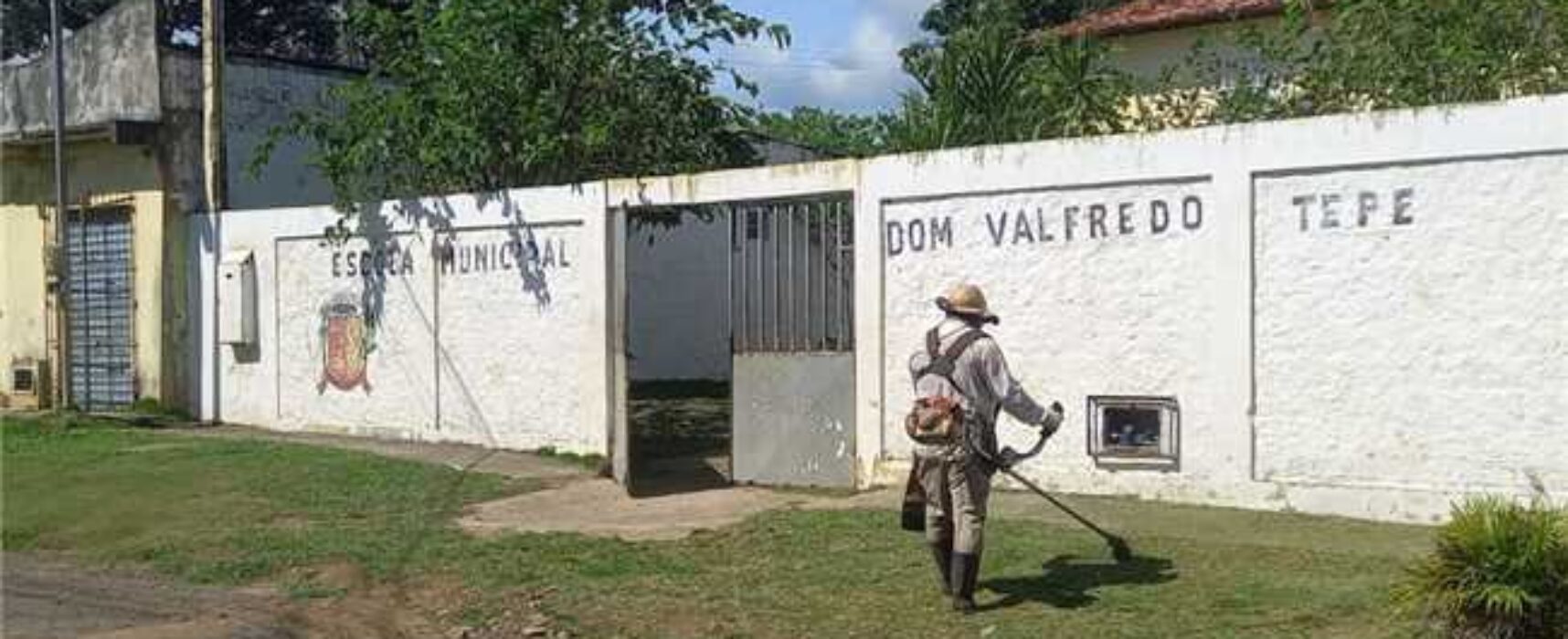 Escola Dom Valfredo Tepe recebe serviços de roçagem e limpeza no Nossa Senhora da Vitória