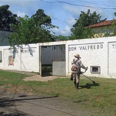 Escola Dom Valfredo Tepe recebe serviços de roçagem e limpeza no Nossa Senhora da Vitória