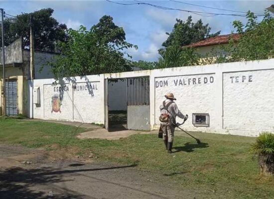 Escola Dom Valfredo Tepe recebe serviços de roçagem e limpeza no Nossa Senhora da Vitória