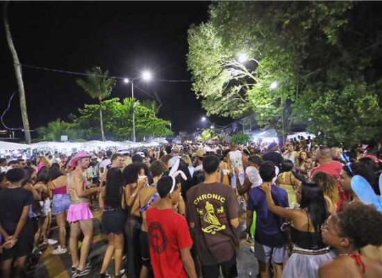 Carnaval de Ilhéus 2026 começa com festa, blocos de rua e multidão no Pontal