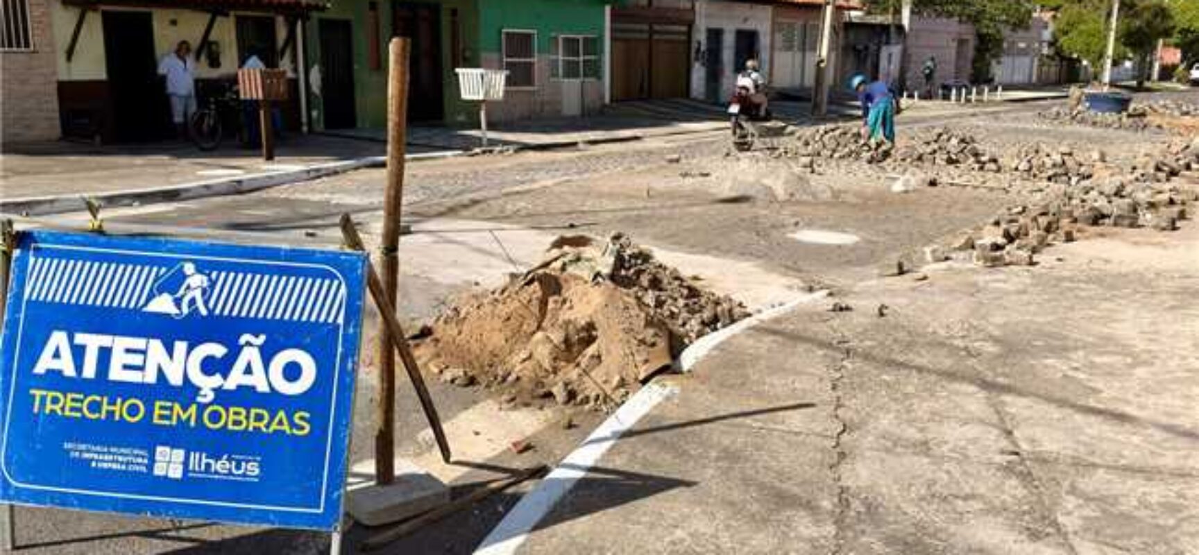 Prefeitura de Ilhéus recupera calçamento da Rua Castro Alves no Pontal