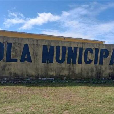 Prefeitura de Ilhéus realiza serviços de limpeza, roçagem e capinagem na Escola Municipal do Couto