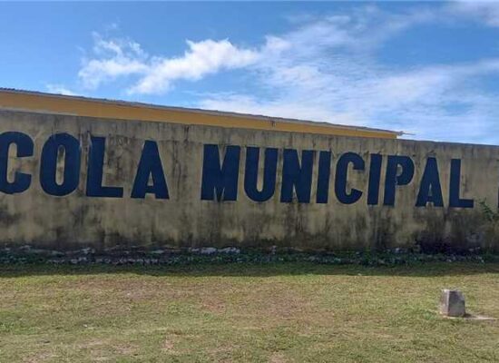 Prefeitura de Ilhéus realiza serviços de limpeza, roçagem e capinagem na Escola Municipal do Couto