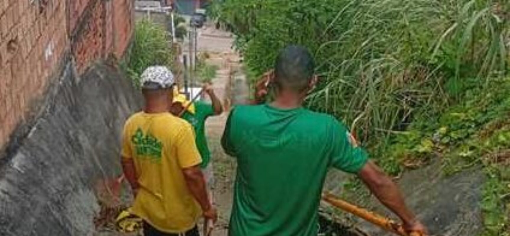 Limpeza e roçagem melhoram acessos no Alto do Coqueiro