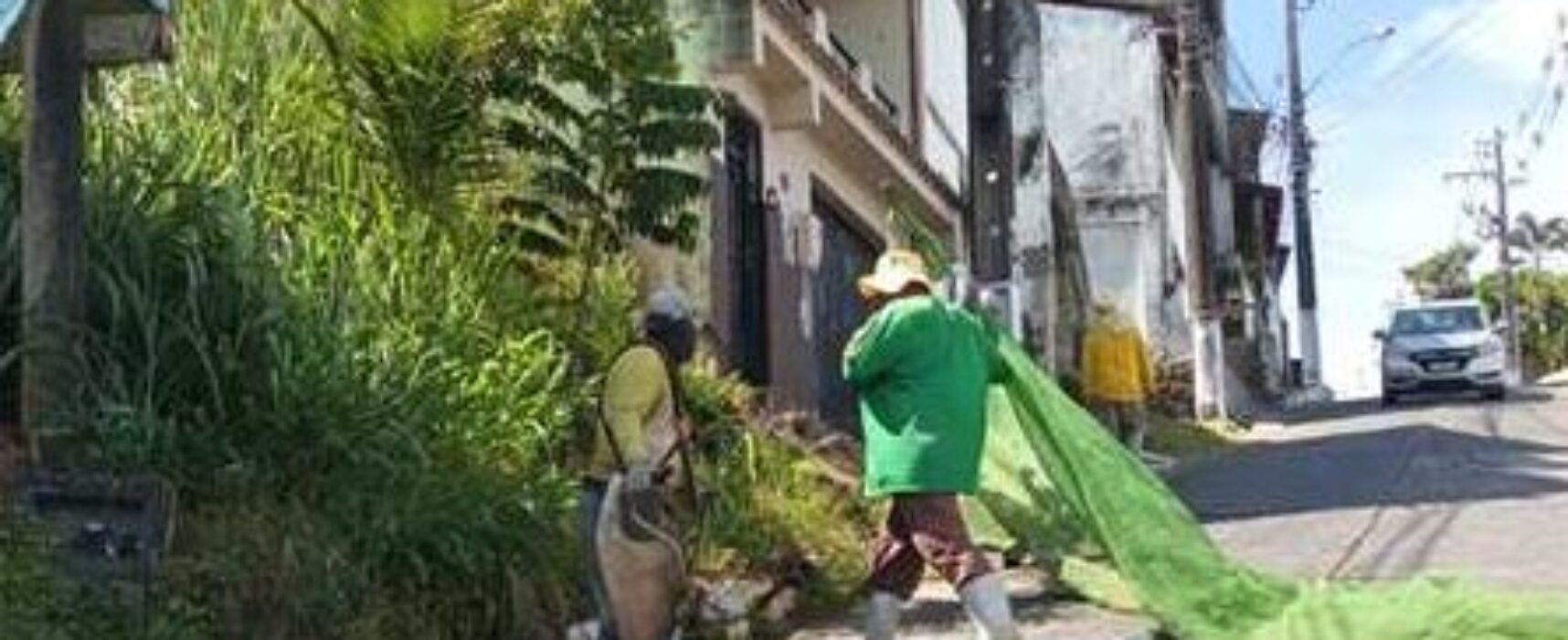 Prefeitura realiza serviço de roçagem no Alto da Conquista até a Ponte Lomanto Júnior