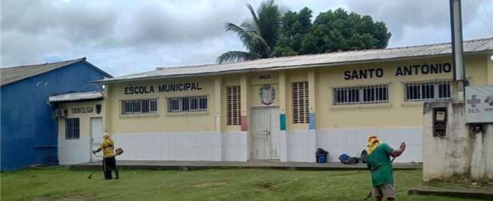 Prefeitura realiza capinagem no interior e no entorno da Escola Municipal do Santo Antônio