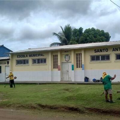 Prefeitura realiza capinagem no interior e no entorno da Escola Municipal do Santo Antônio