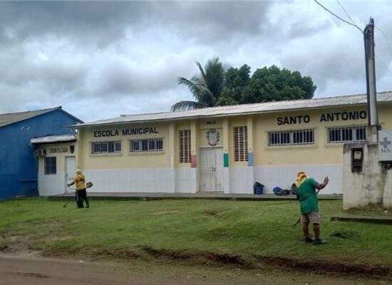 Prefeitura realiza capinagem no interior e no entorno da Escola Municipal do Santo Antônio