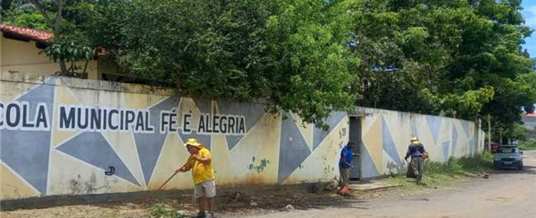 Prefeitura de Ilhéus realiza capinagem, roçagem e limpeza na Escola Municipal Fé e Alegria