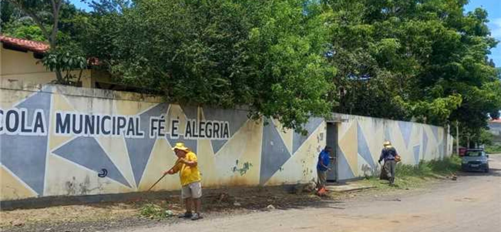 Prefeitura de Ilhéus realiza capinagem, roçagem e limpeza na Escola Municipal Fé e Alegria
