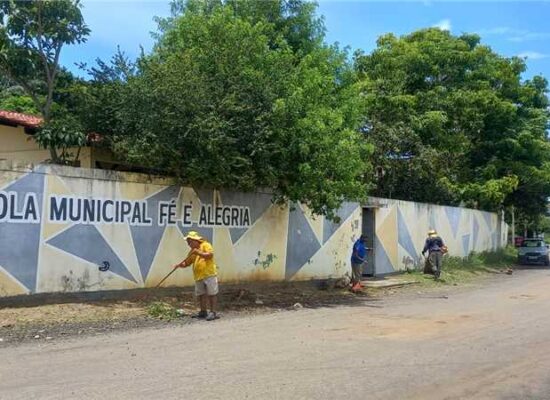 Prefeitura de Ilhéus realiza capinagem, roçagem e limpeza na Escola Municipal Fé e Alegria