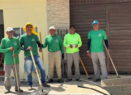 Prefeitura de Ilhéus realiza serviço de limpeza na Sapetinga, Hernani Sá e Conquista