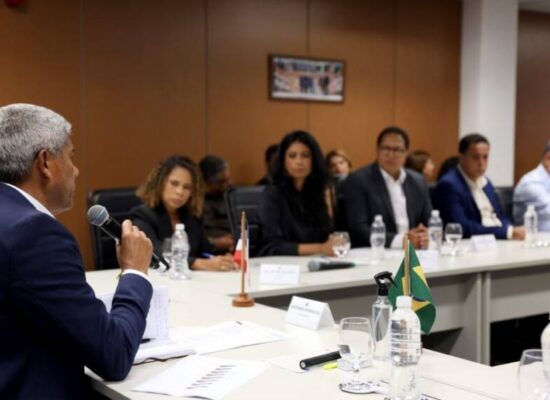 Governador recebe prefeitos e produtores de cacau e reafirma compromisso com a cadeia produtiva na Bahia