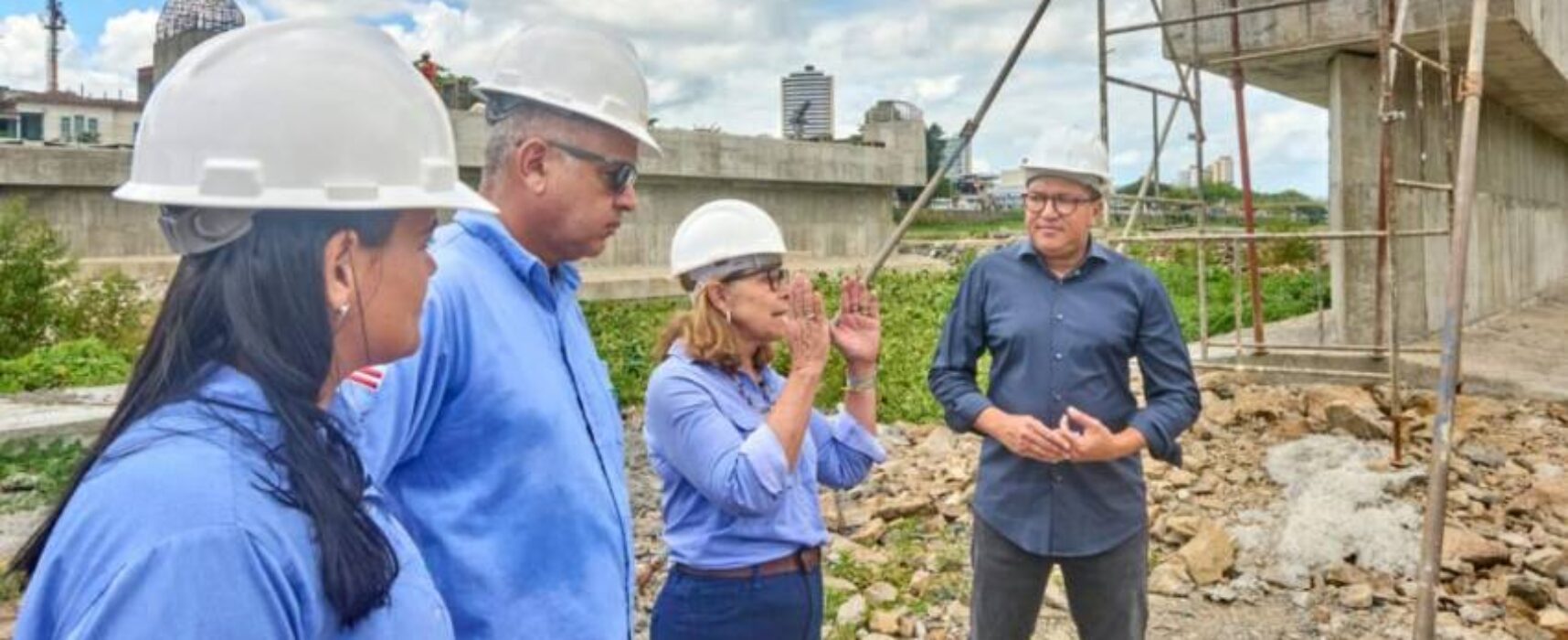Prefeito Augusto Castro acompanha evolução das obras de construção da nova ponte sobre o Rio Cachoeira