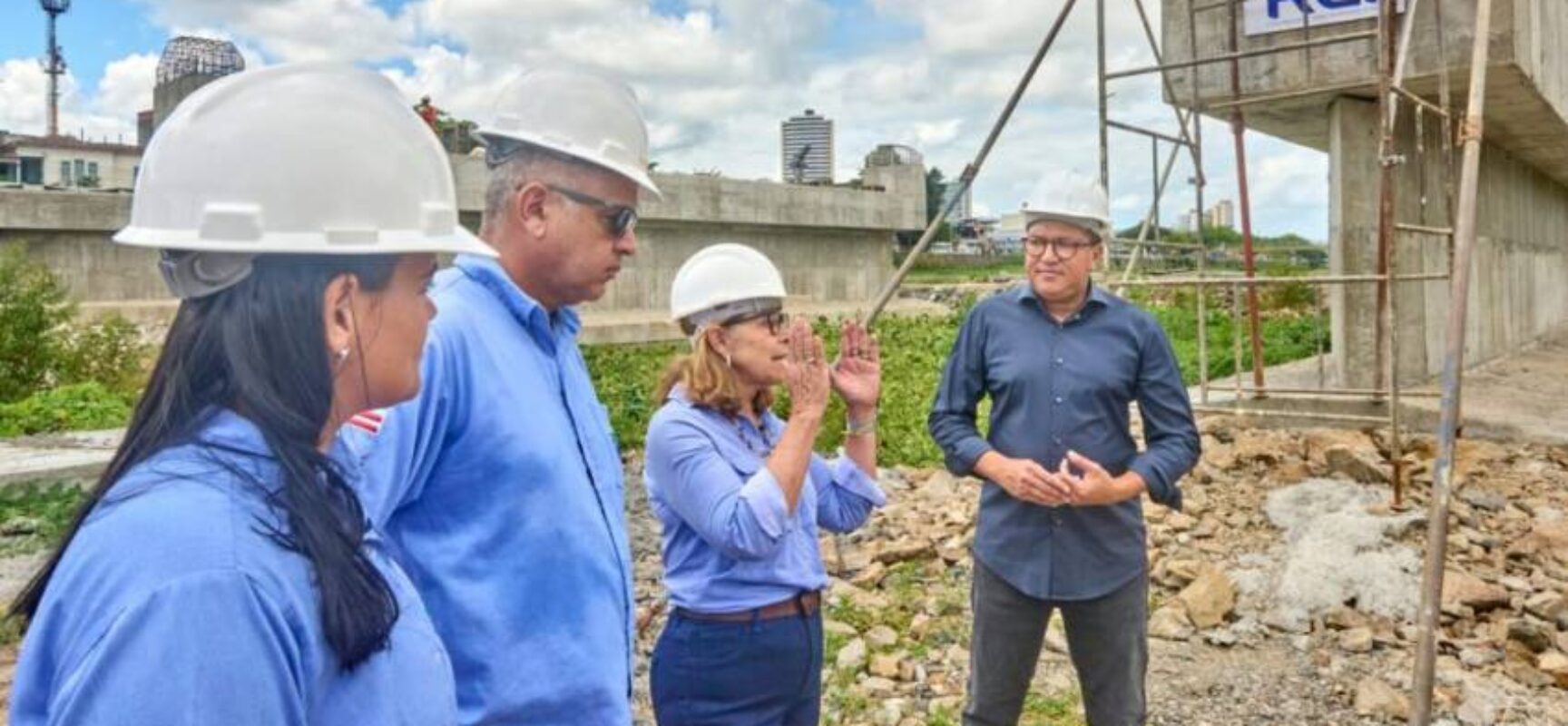 Prefeito Augusto Castro acompanha evolução das obras de construção da nova ponte sobre o Rio Cachoeira