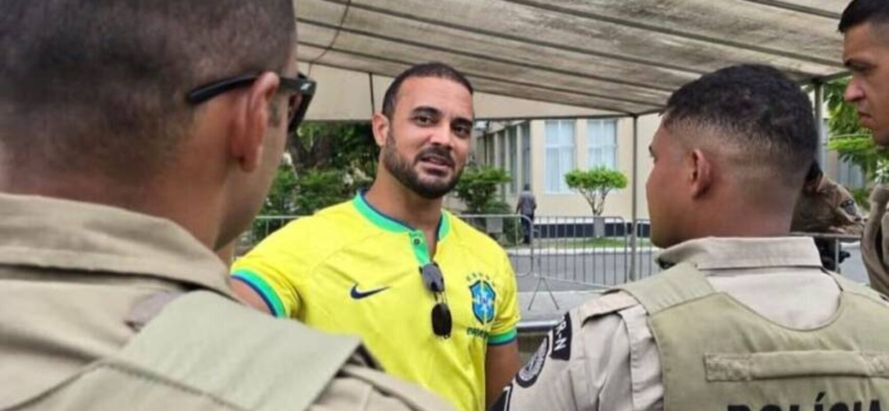 Mesmo após acidente, Capitão Alden vistoria condições de trabalho dos PMs no Carnaval