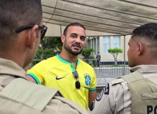 Mesmo após acidente, Capitão Alden vistoria condições de trabalho dos PMs no Carnaval