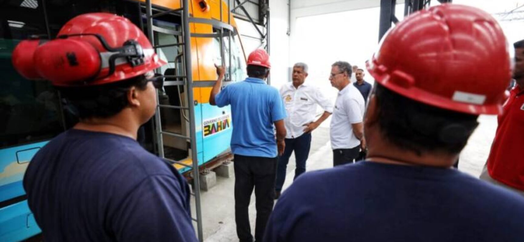 Governador vistoria acoplamento do terceiro trem do VLT de Salvador