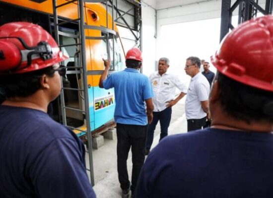 Governador vistoria acoplamento do terceiro trem do VLT de Salvador