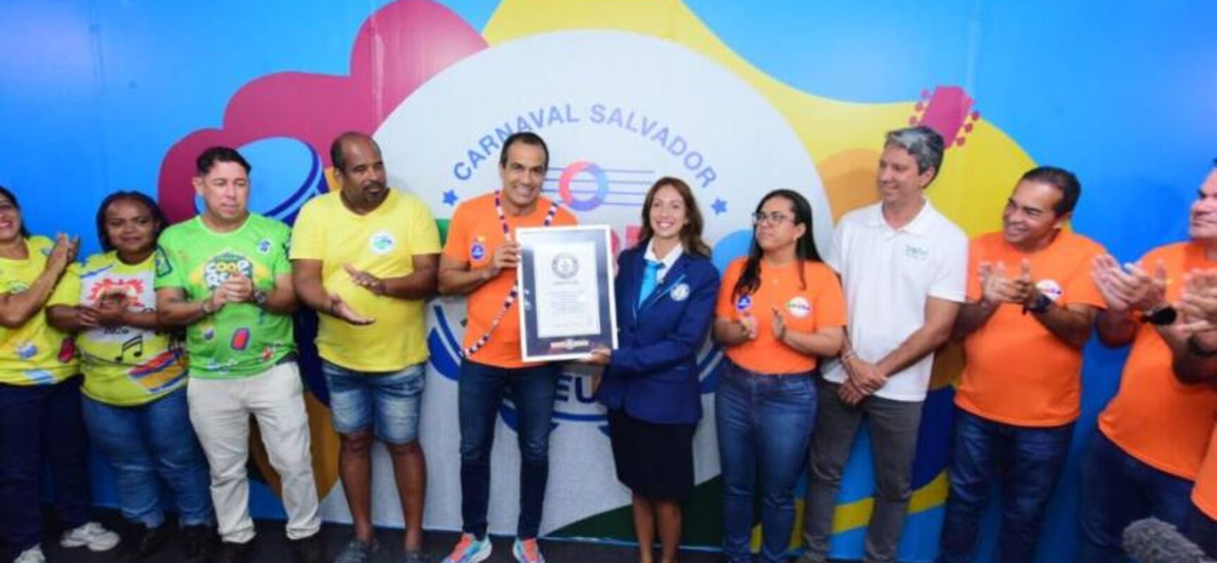 Carnaval de Salvador entra para o Guinness com a maior ação de reciclagem de latinhas do mundo