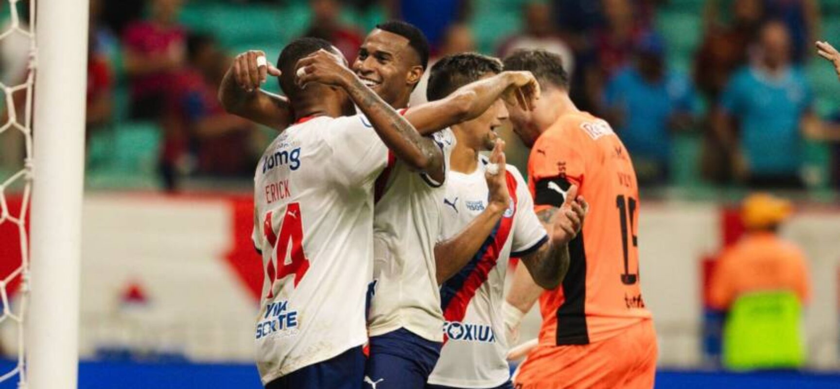 Bahia domina o Bragantino e conquista o primeiro triunfo em casa no Brasileirão