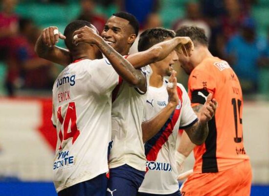Bahia domina o Bragantino e conquista o primeiro triunfo em casa no Brasileirão