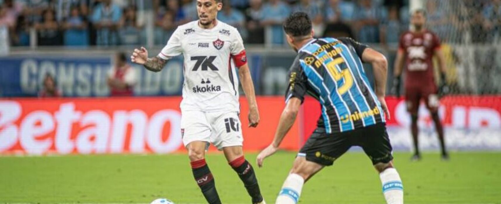 VITÓRIA DECEPCIONA CONTRA O GRÊMIO. Perde de 2 x 0