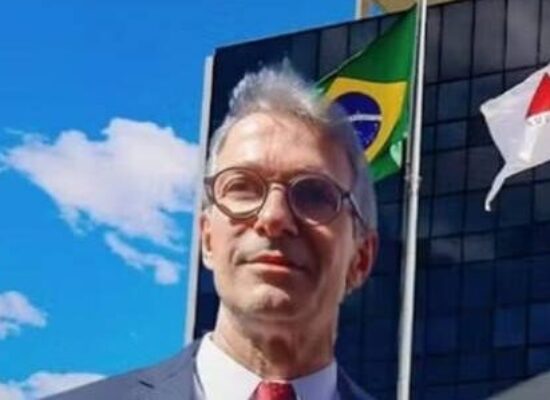 Zema renuncia ao governo de MG para pré-campanha à Presidência e vice assume cargo