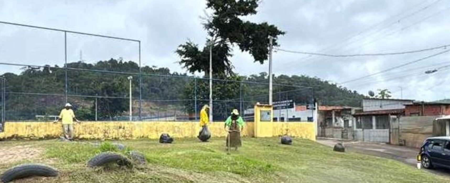 Prefeitura de Ilhéus realiza limpeza e roçagem no bairro Salobrinho