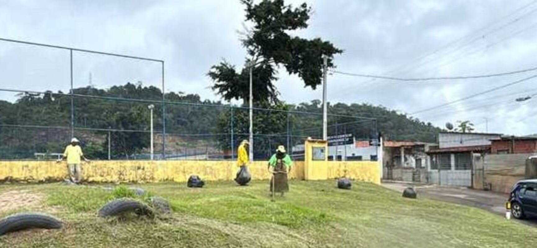 Prefeitura de Ilhéus realiza limpeza e roçagem no bairro Salobrinho