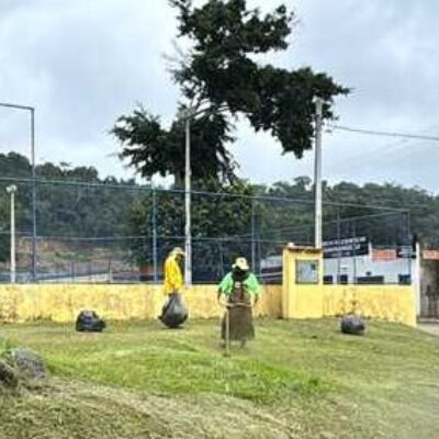 Prefeitura de Ilhéus realiza limpeza e roçagem no bairro Salobrinho