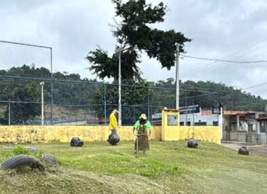 Prefeitura de Ilhéus realiza limpeza e roçagem no bairro Salobrinho