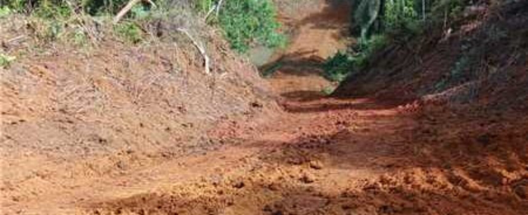 Prefeitura de Ilhéus realiza limpeza da represa de água da Lagoa Encantada