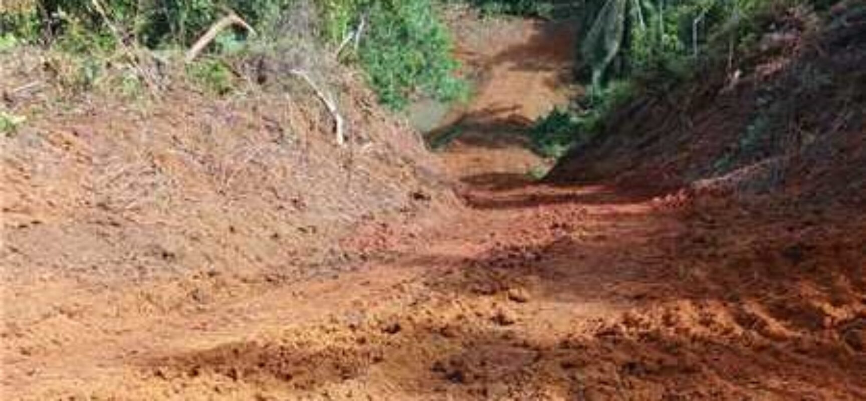 Prefeitura de Ilhéus realiza limpeza da represa de água da Lagoa Encantada