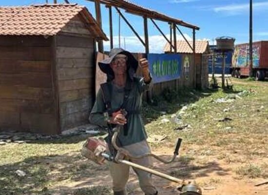 Prefeitura realiza limpeza e roçagem na Avenida Soares Lopes