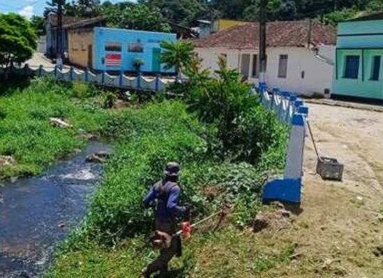 Prefeitura de Ilhéus realiza mutirão de limpeza no distrito de Banco Central