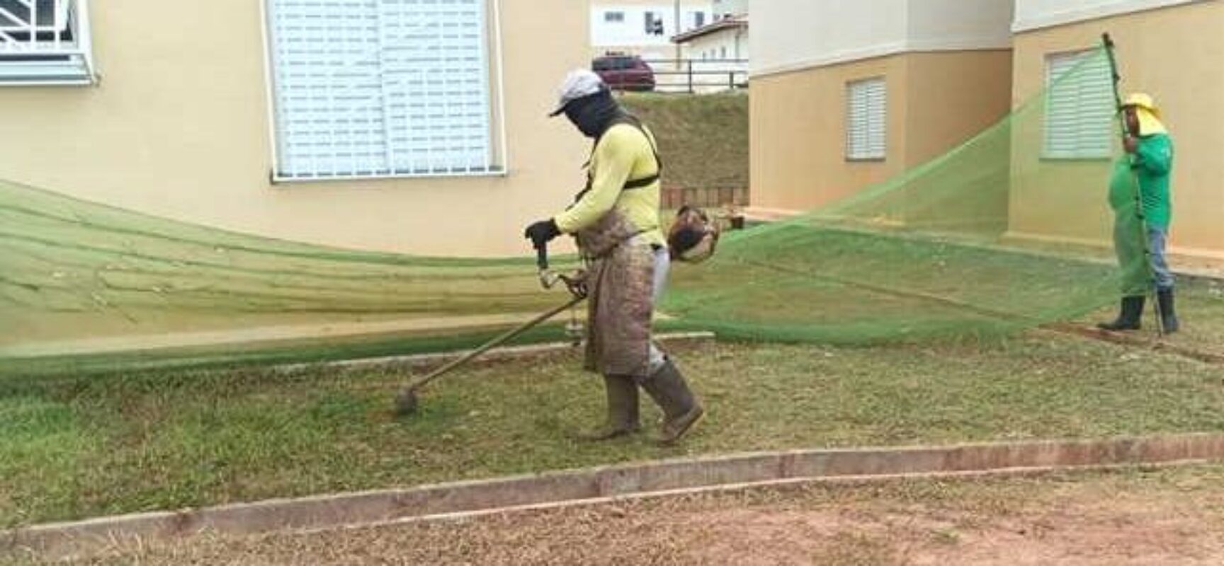 Salobrinho e área próxima à UESC recebem serviços de roçagem e limpeza