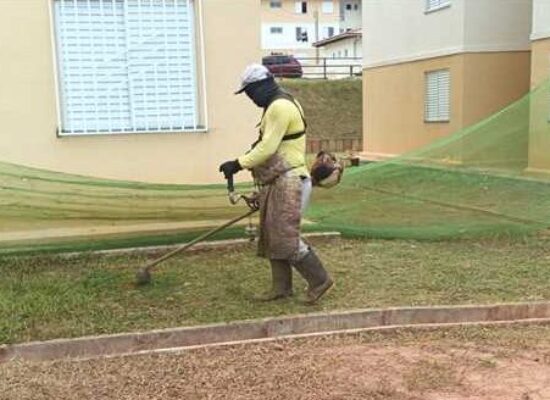 Salobrinho e área próxima à UESC recebem serviços de roçagem e limpeza