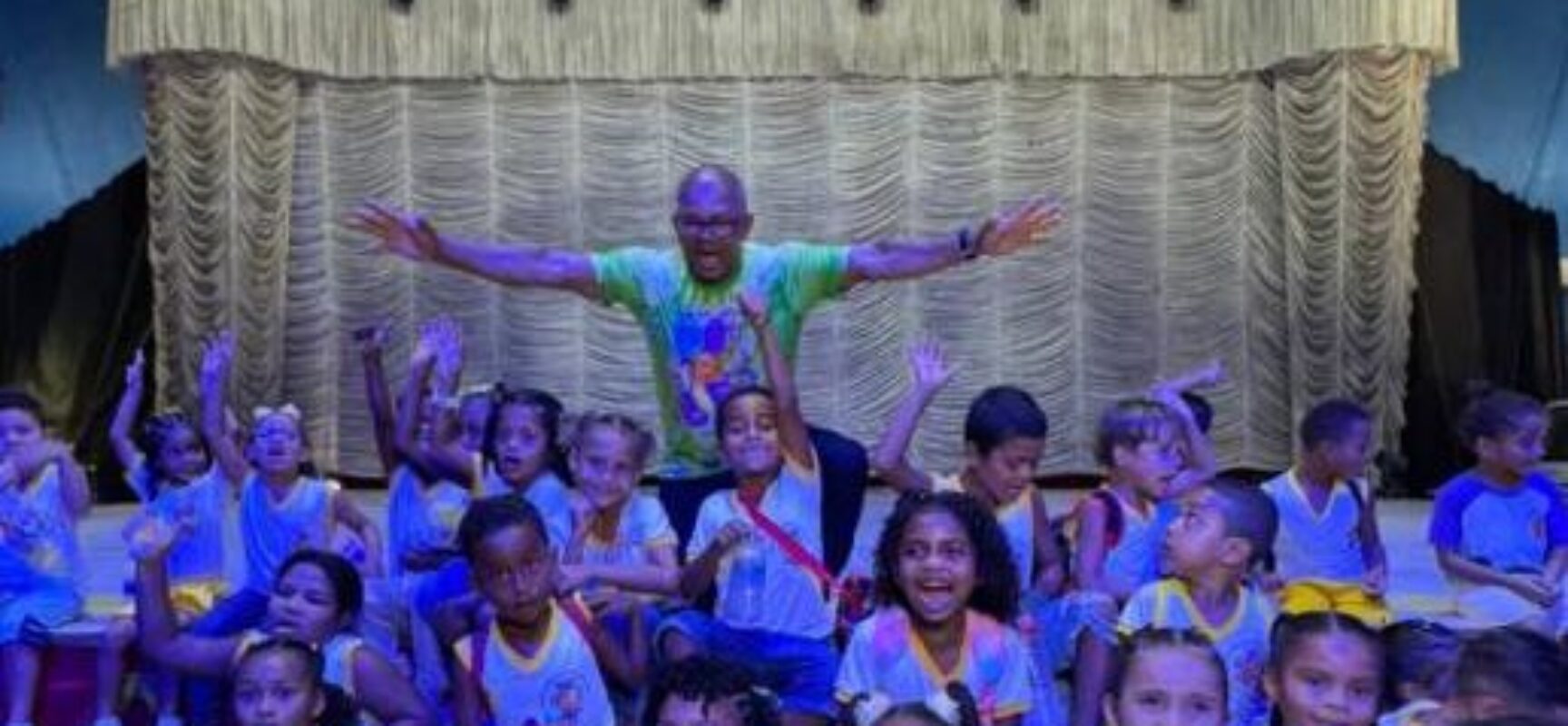 AÇÃO SOCIAL LEVA CERCA DE 800 CRIANÇAS AO CIRCO EM ILHÉUS